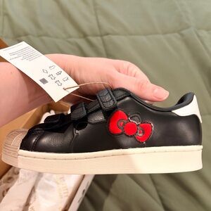 adidas NIB/NWT Hello Kitty all-leather Superstar Sneakers for Kids - Size 1